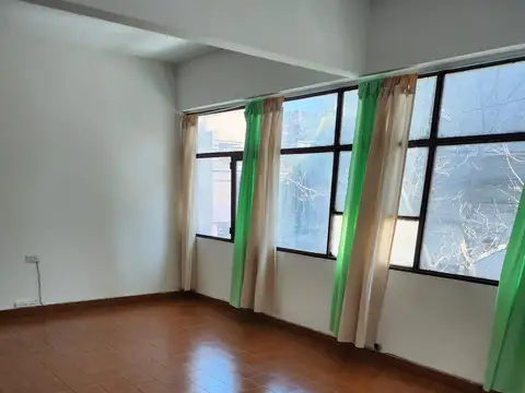 A metros de Bv. Oroño y el Río. Excelente ubicación. Oficina 25 m2.
