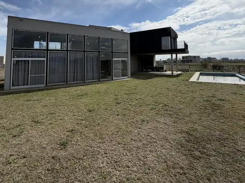Casa en venta c/ cochera en Canning