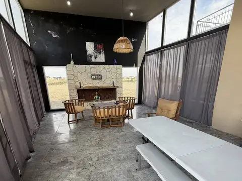 Casa 9 ambientes con 4 baños
