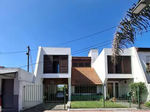Casa en  pleno centro comercial de Escobar