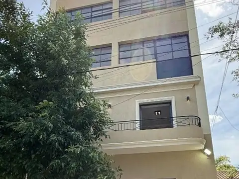 Edificio ind. de tres pisos en Monte Castro