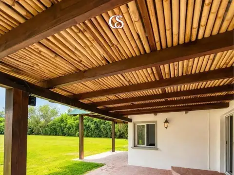 Casa en Alquiler con 4 cocheras