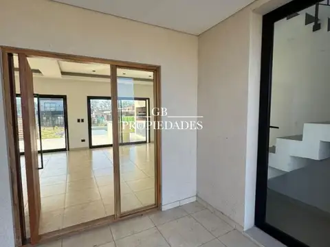 Casa 4 ambientes con 3 baños