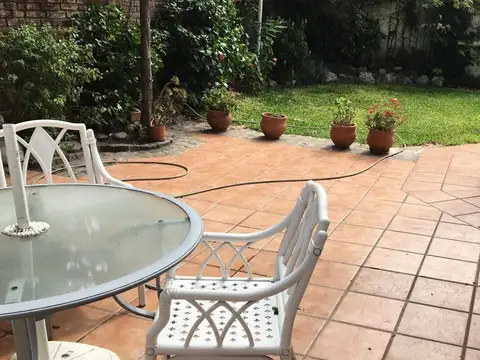 EXCELENTE CHALET DE ESTILO EN DOS PLANTAS EN QUILMES RESIDENCIAL.