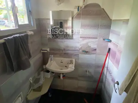 CASA DE 2 AMBIENTES CON COCHERA, TODOS LOS SERVICIOS