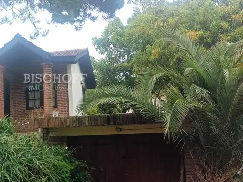 CASA DE 2 AMBIENTES CON COCHERA, TODOS LOS SERVICIOS