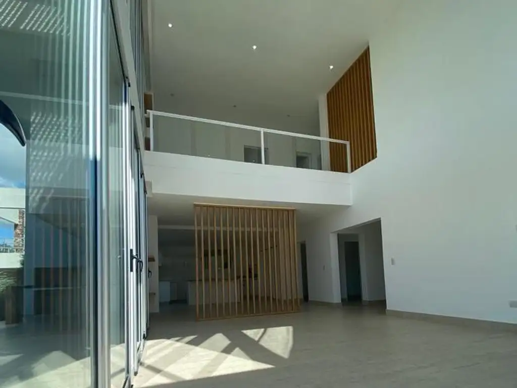 Casa - 285  m² Cubierta | 4 dormitorios | A Estrenar | 4 baños | 5 ambientes | 4 cocheras