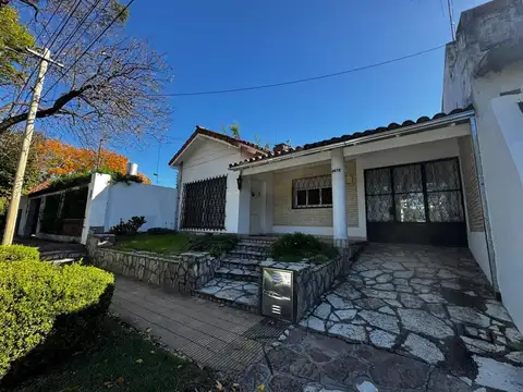 Chalet de 4 amb c/ cochera y jardín- Castelar Norte-