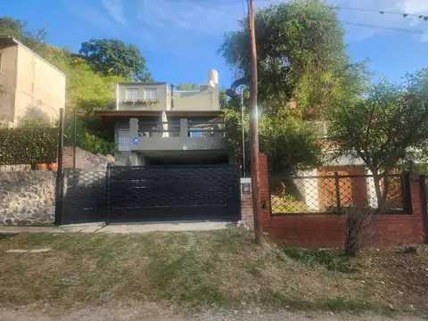 Casa mas departamento a la venta en Bialet Masse. (C389)