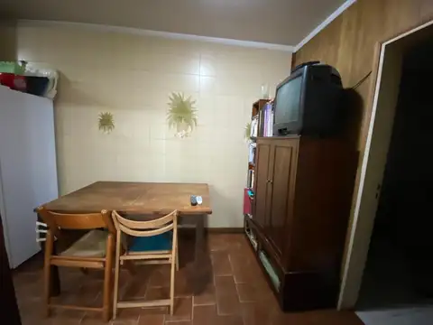 AMPLIA CASA SOBRE LOTE PROPIO DE 5 AMBIENTES CON COCHERA EN EXCELENTE UBICACION 