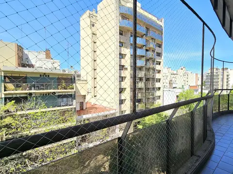 Departamento de 3 ambientes con balcón al frente