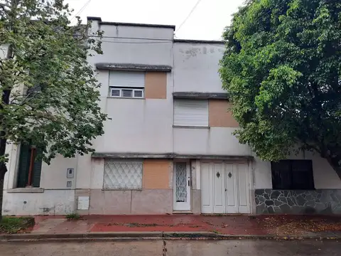 Casa de 3 dormitorios y patio en Arroyito