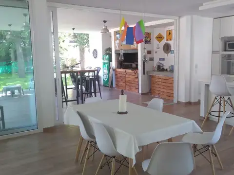 Casa 5 ambientes con 2 baños