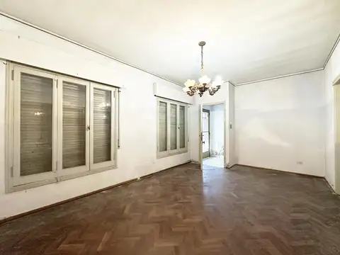 Casa en Venta en el centro de Rosario, 2 dormitorios   comodin, a reciclar