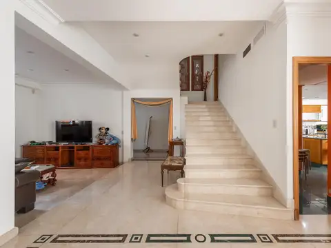 Casa 7 ambientes con 5 baños