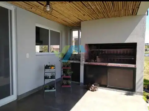 Casa en Alquiler con 1 cochera
