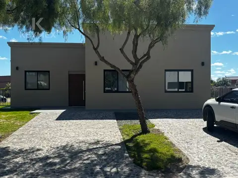 Casa de 4 ambientes en venta- Barrio San Ramiro, Pilar del Este