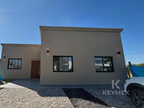 Casa de 4 ambientes en venta- Barrio San Ramiro, Pilar del Este