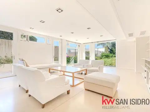 Casa en venta, 4 dormitorios en Barrio Parque, reciclado, con pileta y escritorio