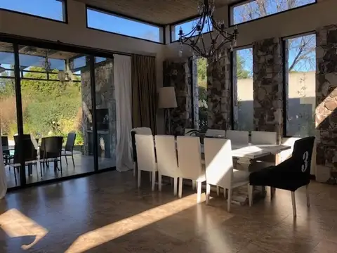 Casa en Venta con 7 cocheras