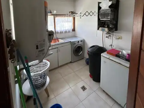 Casa 5 ambientes con 2 baños