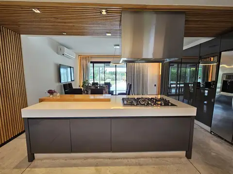 Casa 7 ambientes con 5 baños