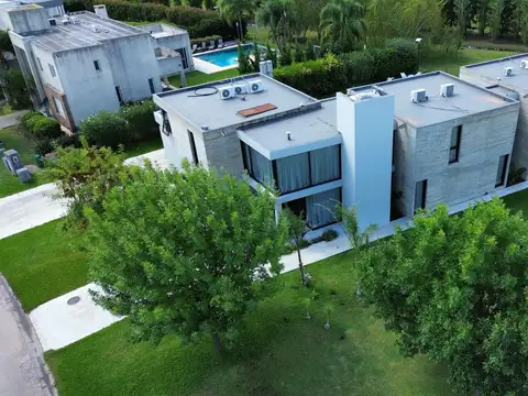 VENTA DE CASA 7 AMBIENTES EN TERRAVISTA