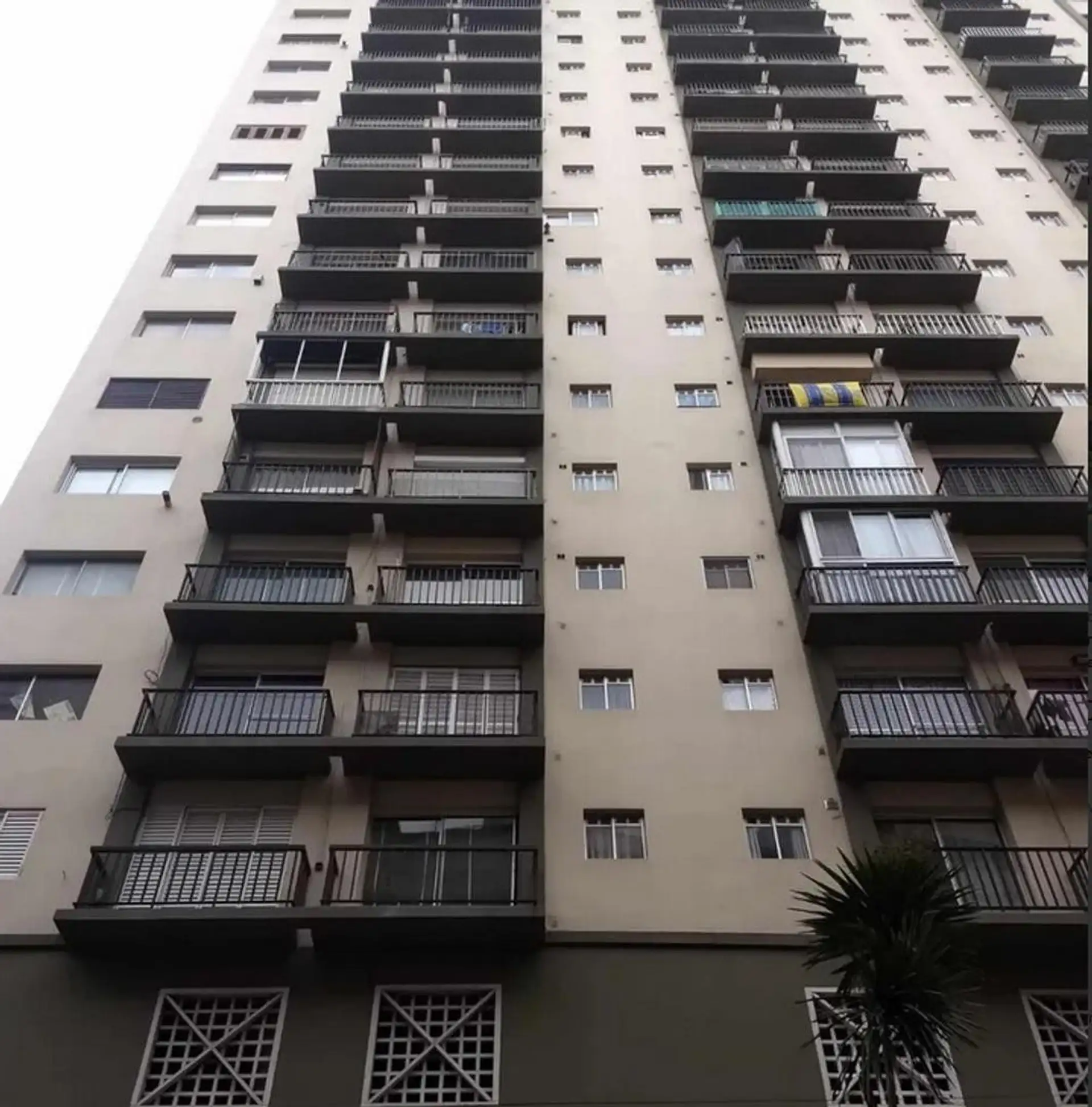 VENTA DPTO 2 AMB AL LATERAL CON BALCÓN Y COCHERA