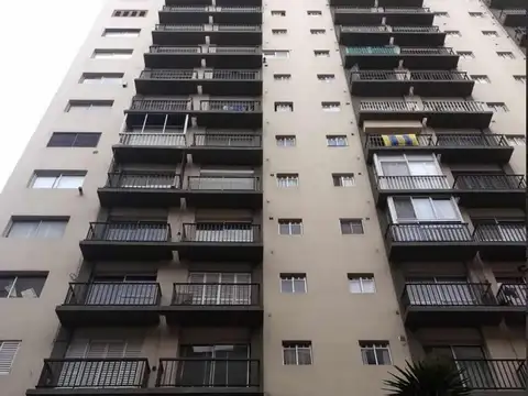 VENTA DPTO 2 AMB AL LATERAL CON BALCÓN Y COCHERA 
