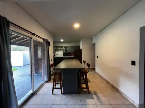 Casa 6 ambientes con 4 baños