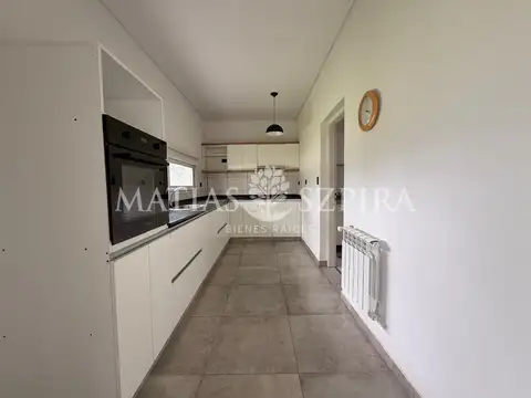 Casa en Alquiler con 4 cocheras