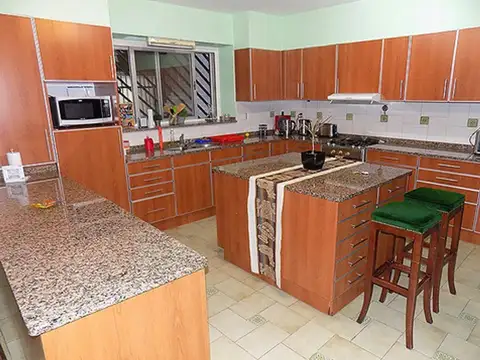 Chalet 7 Ambientes C/ Piscina & Quincho.