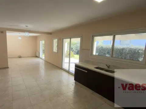 Casa en Alquiler con 2 cocheras