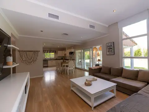 CASA EN VENTA ABRIL CLUB DE CAMPO