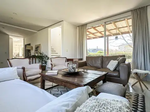 Casa 4 ambientes con 2 baños