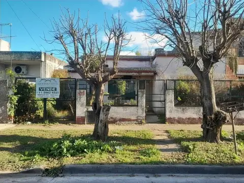 CASA EN TERRENO PROPIO A REFACCIONAR. Villa Tesei Hurlingham