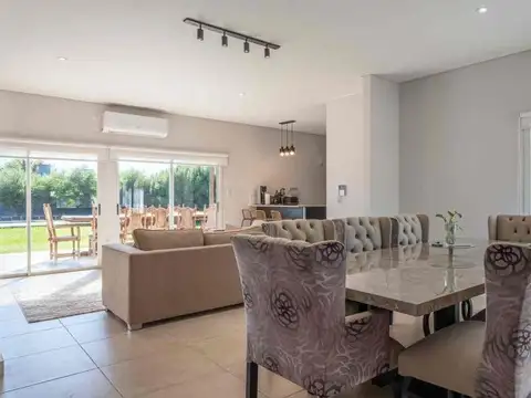 Casa en Venta con 3 cocheras