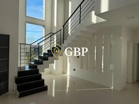 Casa 5 ambientes con 4 baños