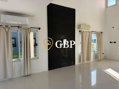 Casa en Alquiler con 2 cocheras