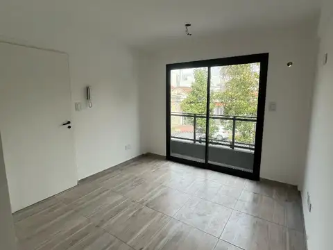 Dpto 2 amb a estrenar al frente con balcon en 1er piso. Excelente ubicacion: Gorriti 717, L de Zamor