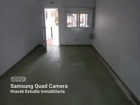 Casa en PH al frente, amplios ambientes, buena ubicación.