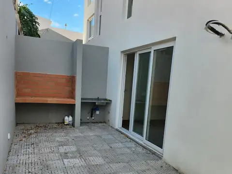 Casa en Alquiler con 2 cocheras