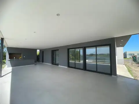 Casa en Alquiler con 2 cocheras