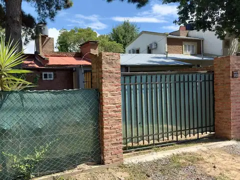CASA CON PILETA A UNA CUADRA DE LA RUTA