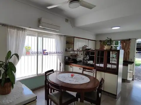 Excelente casa de 3 ambientes de 8,66 X 39 con patio con pileta y terraza