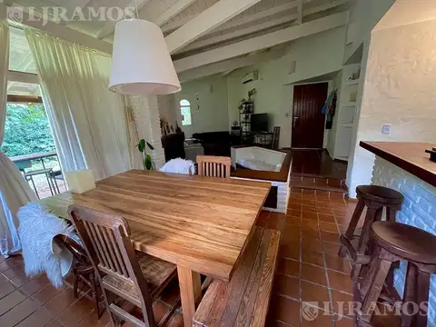 Casa 5 ambientes con 2 baños