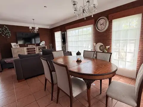 Casa en Venta con 3 cocheras