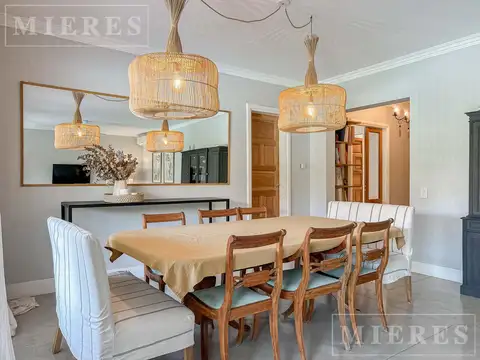 Casa en Venta con 3 cocheras