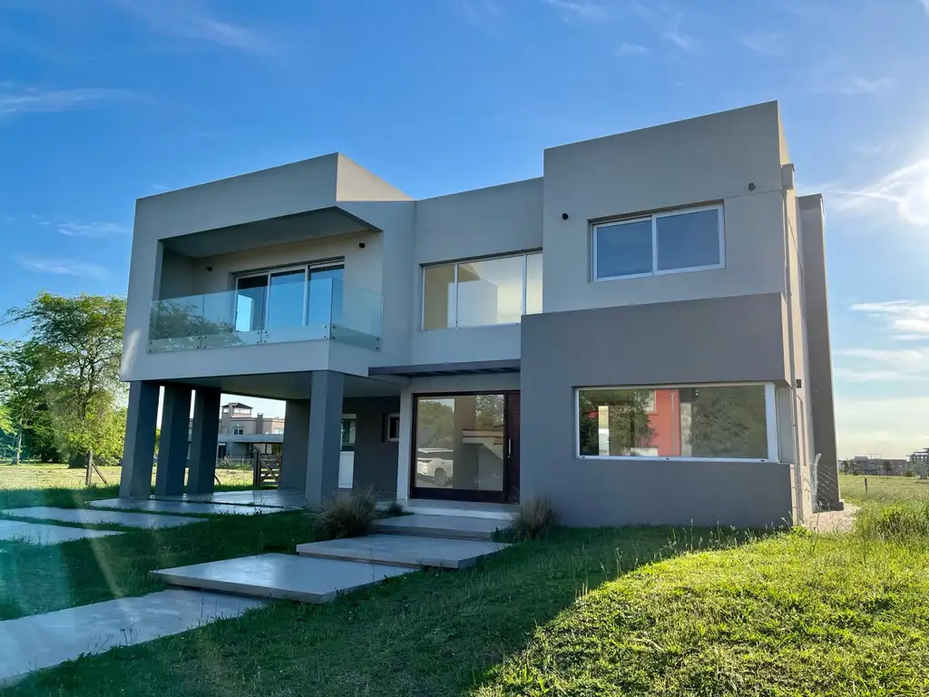 Casa en Venta - 4 dormitorios - USD 595.000