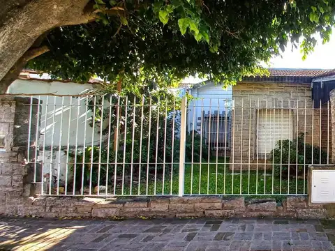 HERMOSO CHALET DE TRES AMBIENTES CON PARQUE Y COCHERA